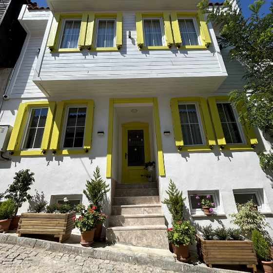 Minimalist Tasarım: Beyazın Saflığı ve Sarının Pozitif Enerjisi