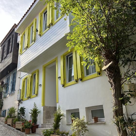 Minimalist Tasarım: Beyazın Saflığı ve Sarının Pozitif Enerjisi